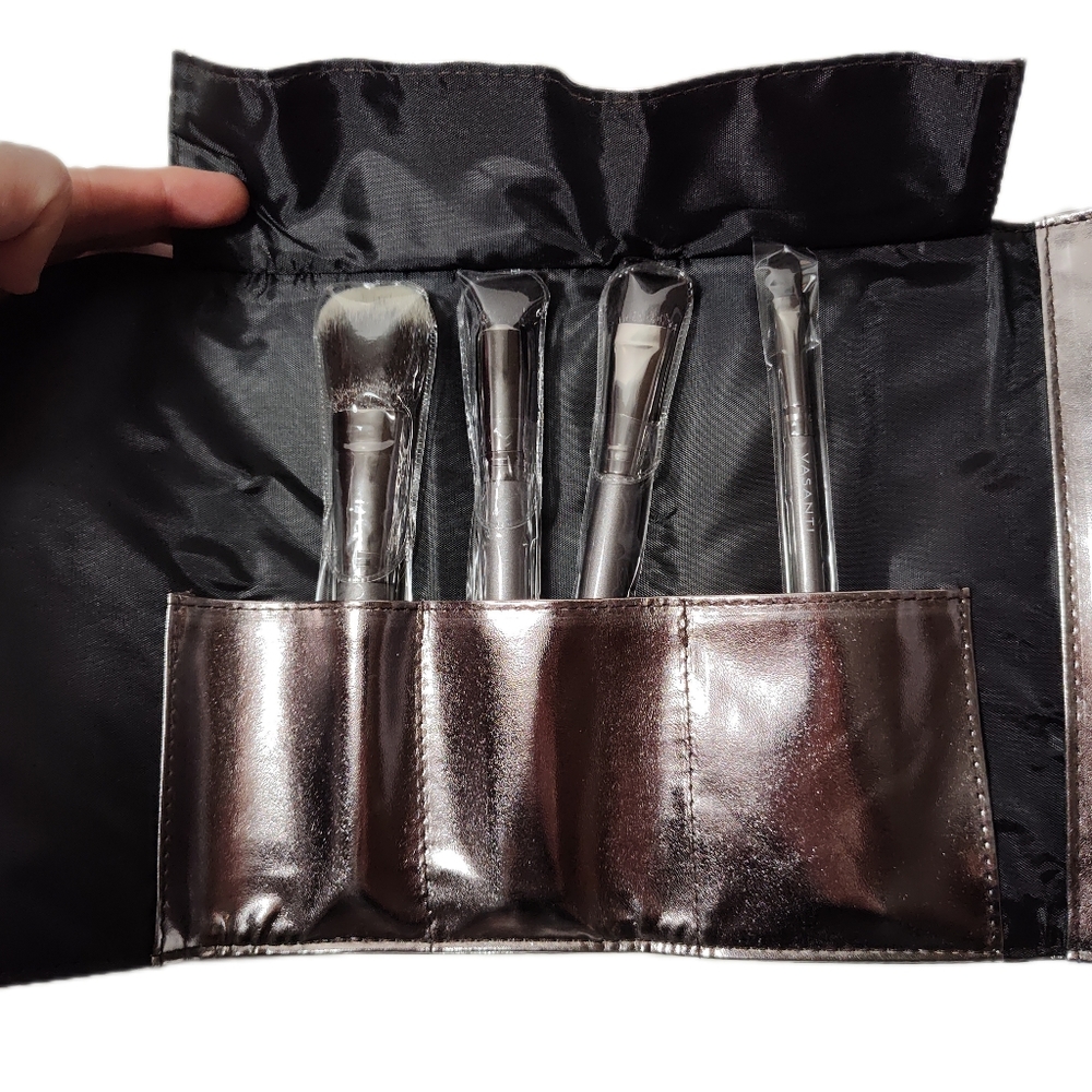 VASANTI COSMETICS Curated 4pc Face Brush Set + Brush Roll - Picture 3 of 9